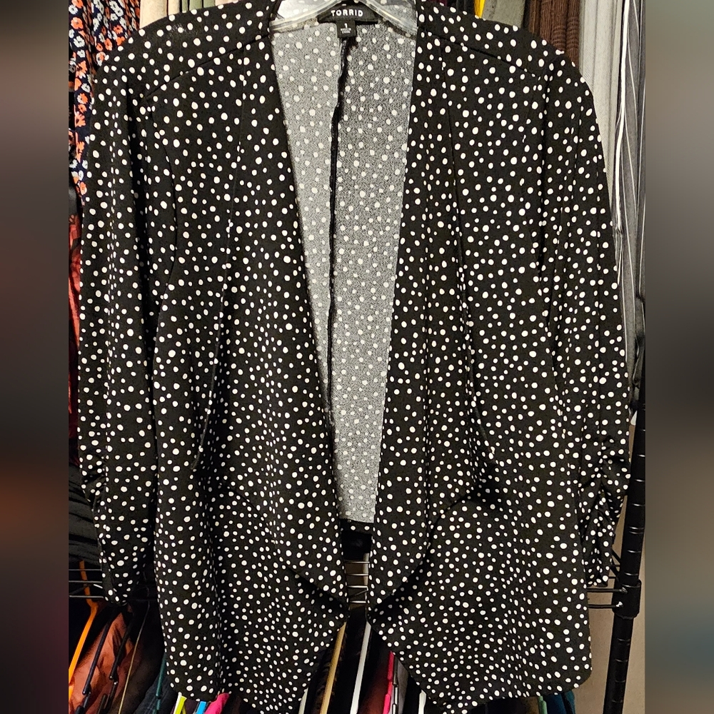 NWOT Torrid Black and White Polka Dot Ruched Sleeve Blazer Sz 1